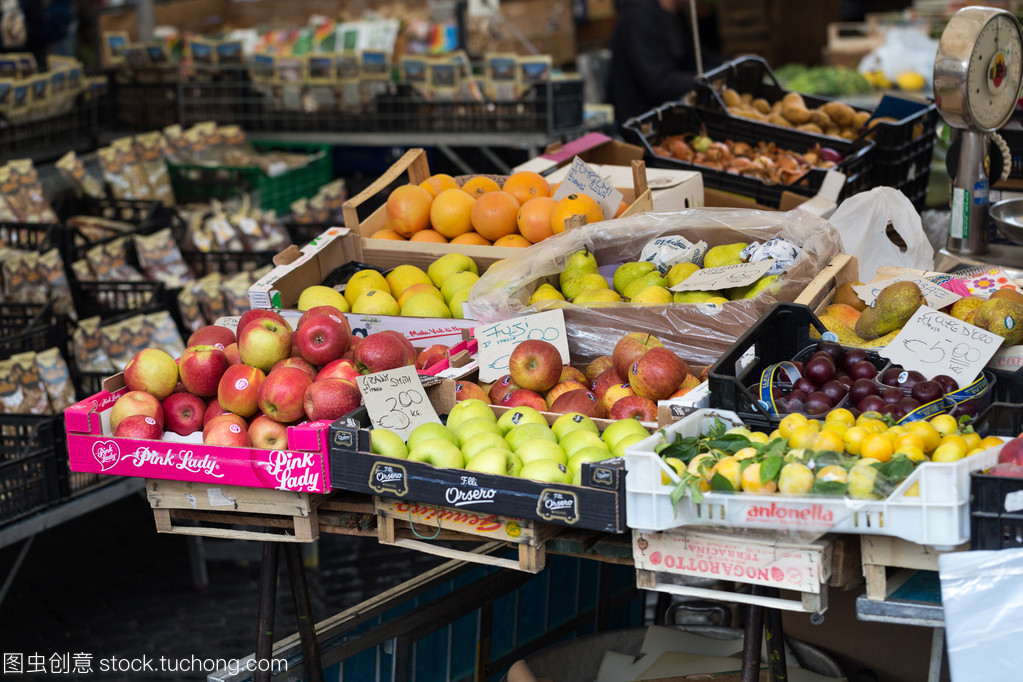 新鲜水果和蔬菜在坎波菲奥里,在罗马市中心的著名户外用品市场的销售