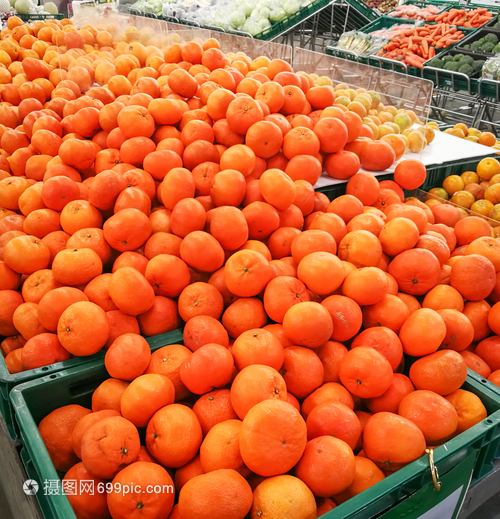 供市场销售的新鲜橙子水果